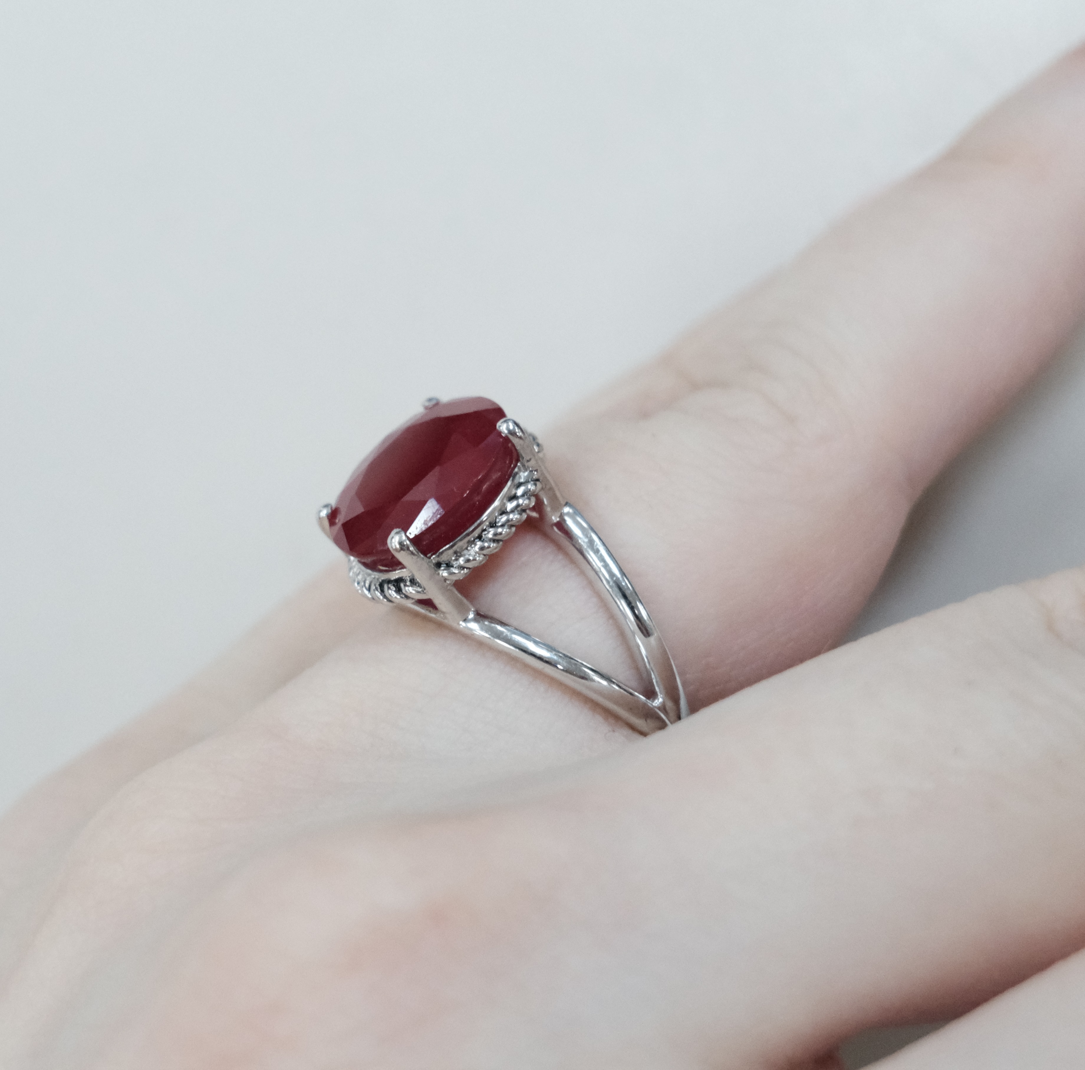 Серебряное кольцо с рубином
